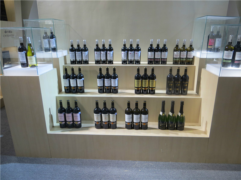 (卡斯特展台陈列卡斯特系列美酒)