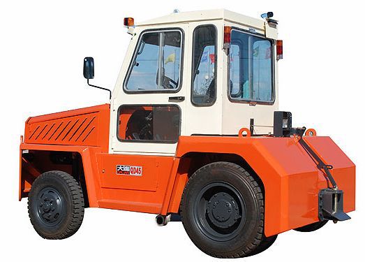 全封闭驾驶舱室 内燃式柴油牵引车 机场 港口码头燃油牵引拖车头