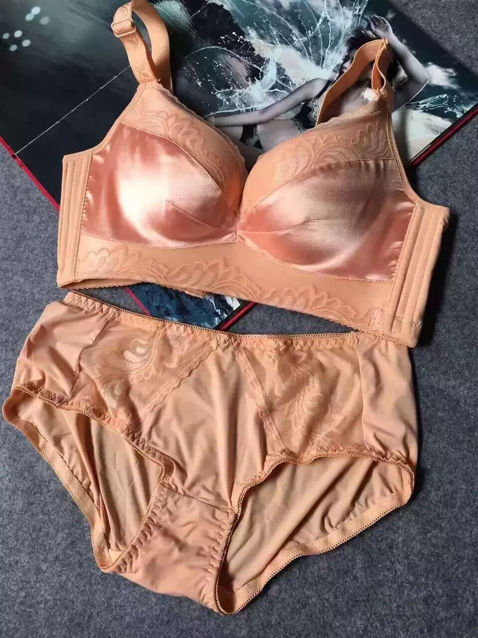 蚕丝二代内衣无痕无钢圈高端品质透气超聚拢文胸套装