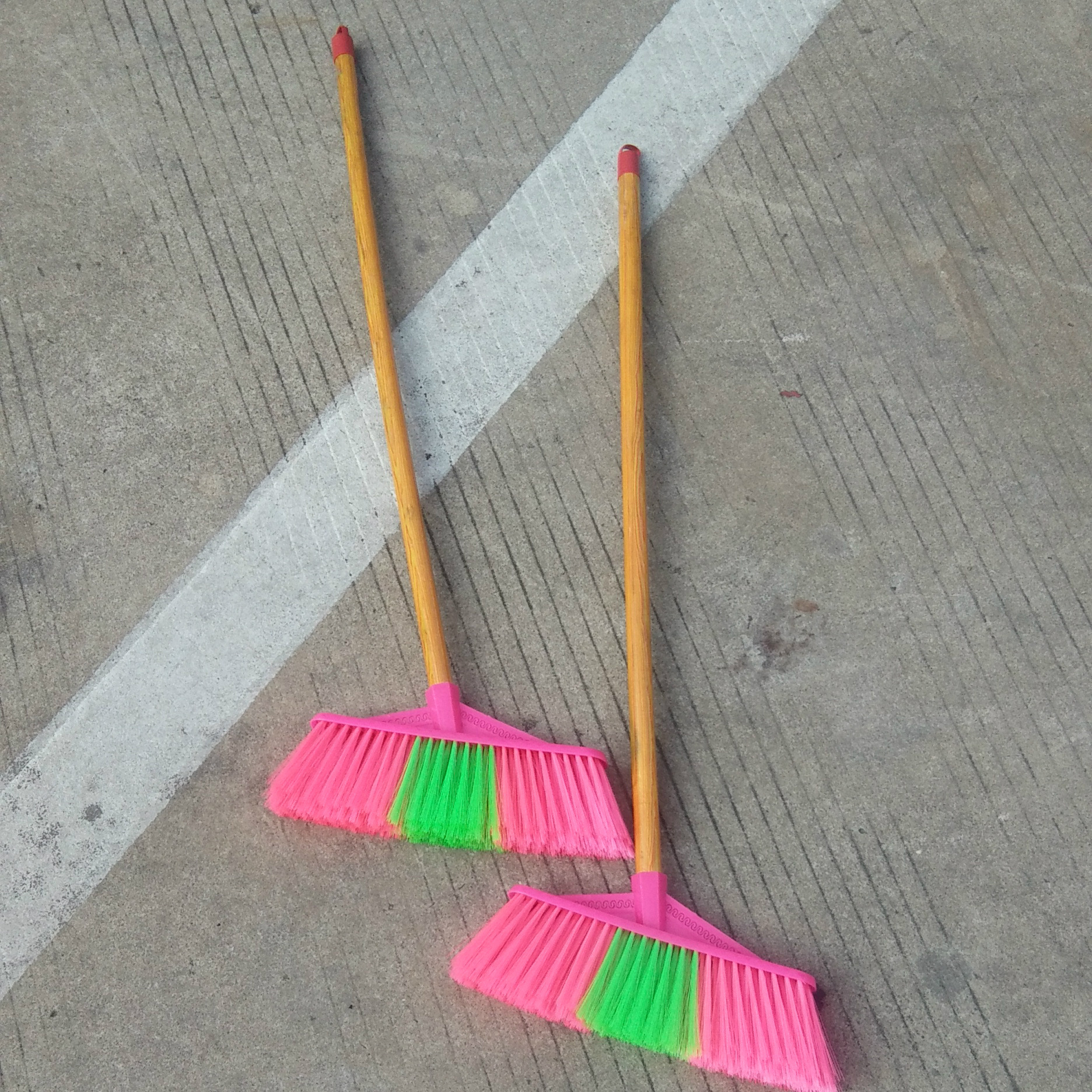现货批发木把扫帚 长把彩色清洁扫把日用百货 地摊 超市货源