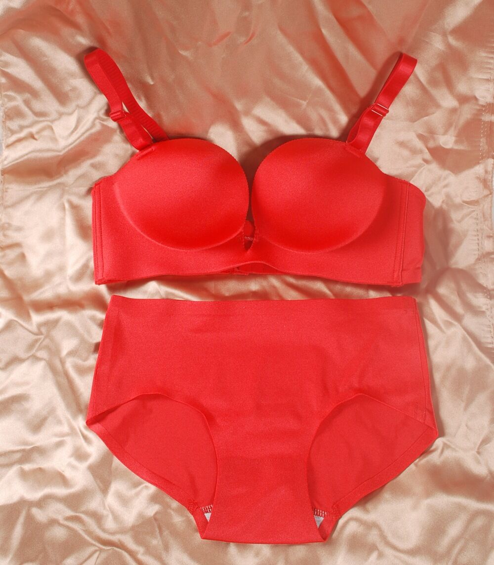 无痕调整型聚拢女士内衣 款式:传统型 产地:佛山 适用人群:中年女性