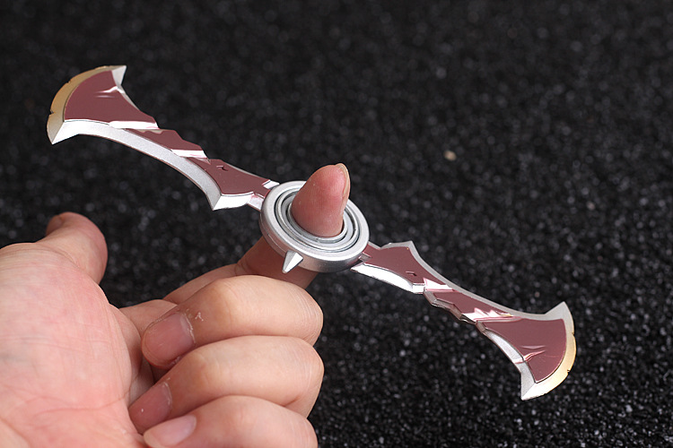 lol周边 德莱文旋转飞镖 武器模型道具