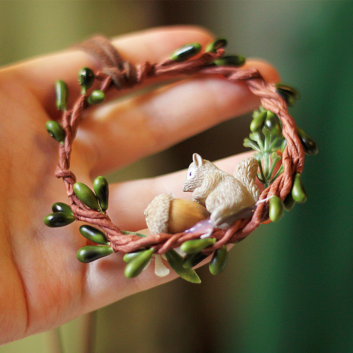 复古森林系红色款荡秋小松鼠项链 材质:古铜,仿真花叶,树脂,皮绳,铁丝