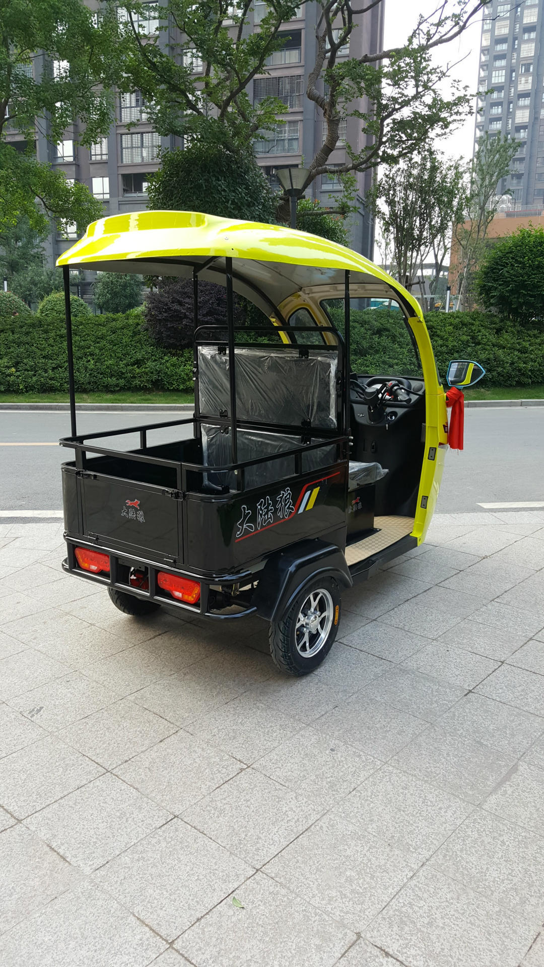 太阳能半封闭电动三轮 客货两用代步电动车 休闲敞篷