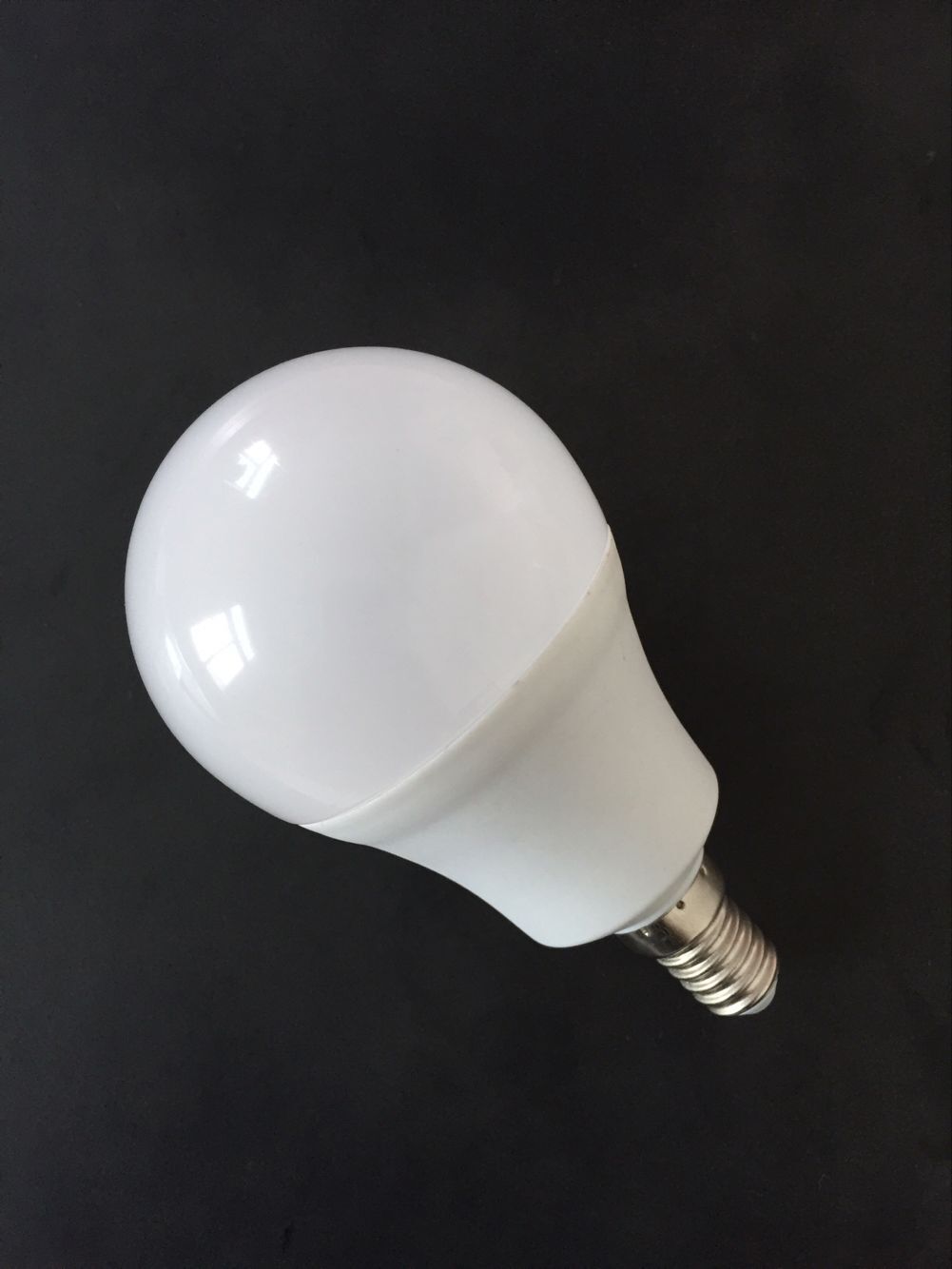 led球泡 a60 e14灯头高亮度出口