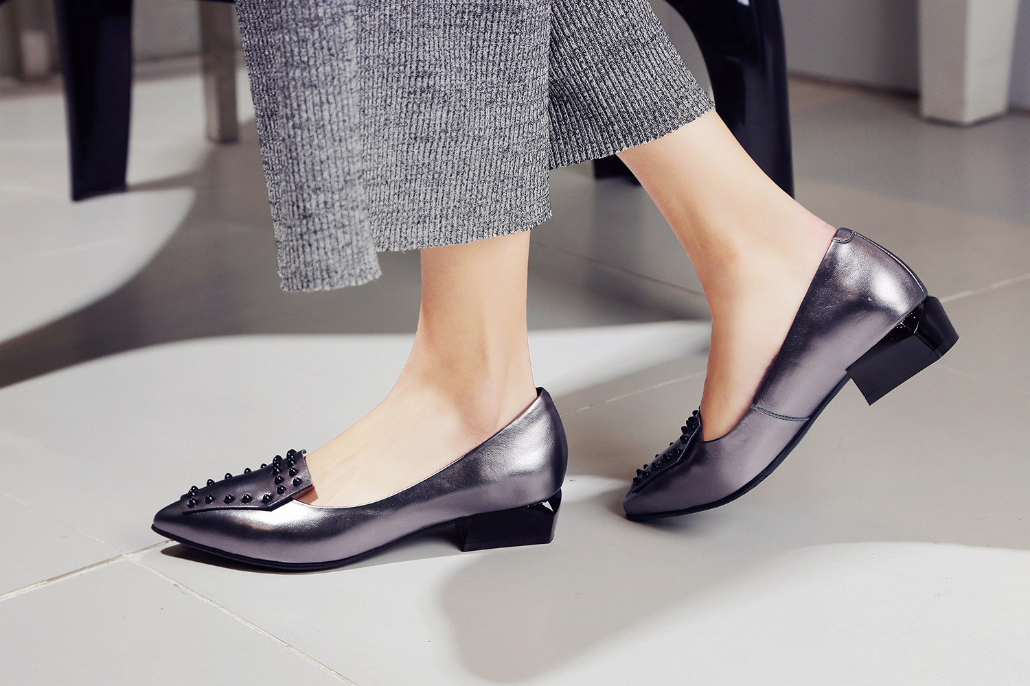 单鞋-2016真皮女鞋尖头英伦复古浅口铆钉低跟