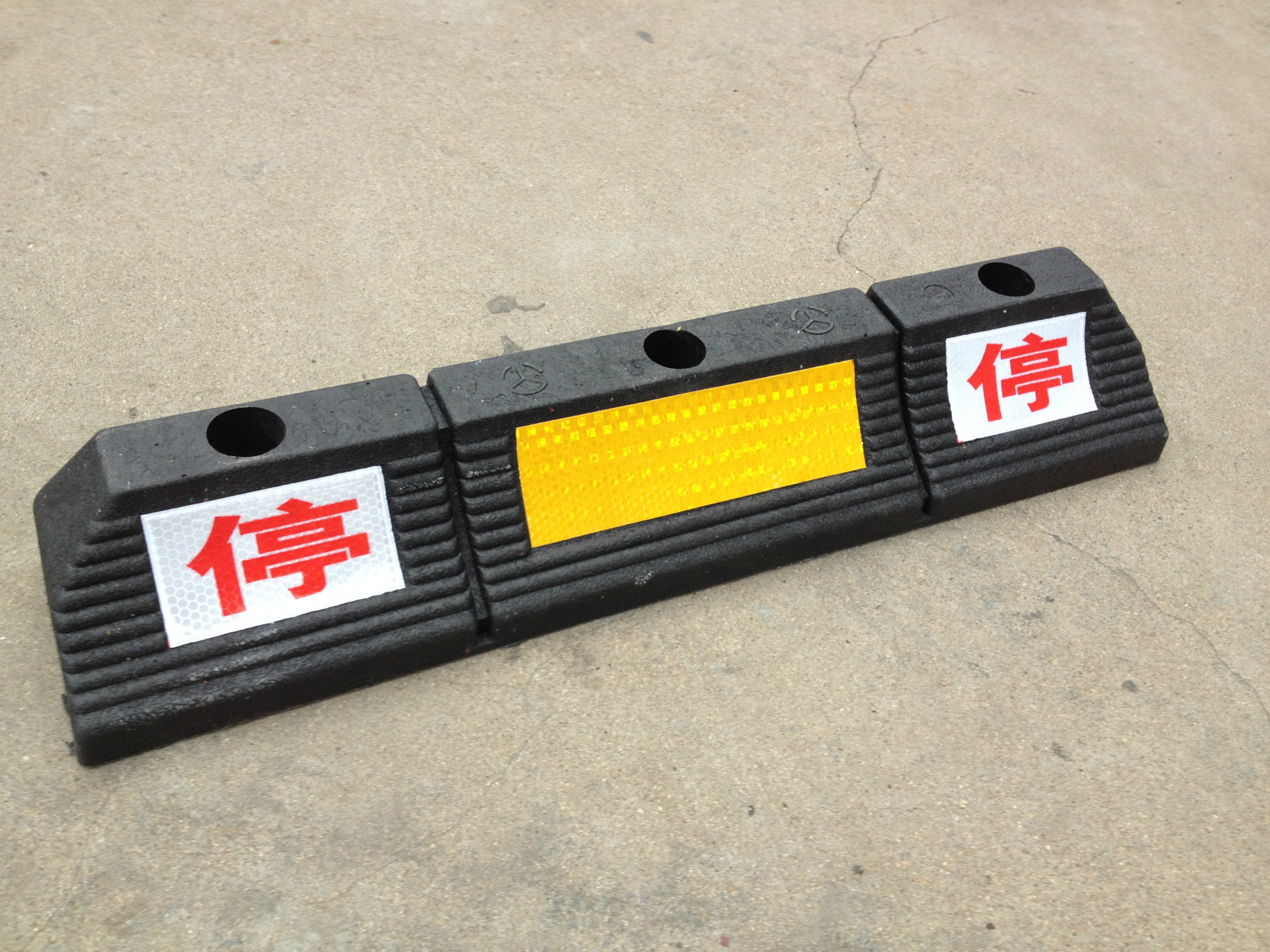 橡塑止滑定位器 橡胶实心停车定位器 反光橡塑定位器 厂家定制