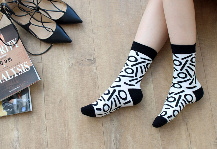 秋冬新款 棉女士袜子 日系原宿黑白潮袜 中筒文艺女袜批发