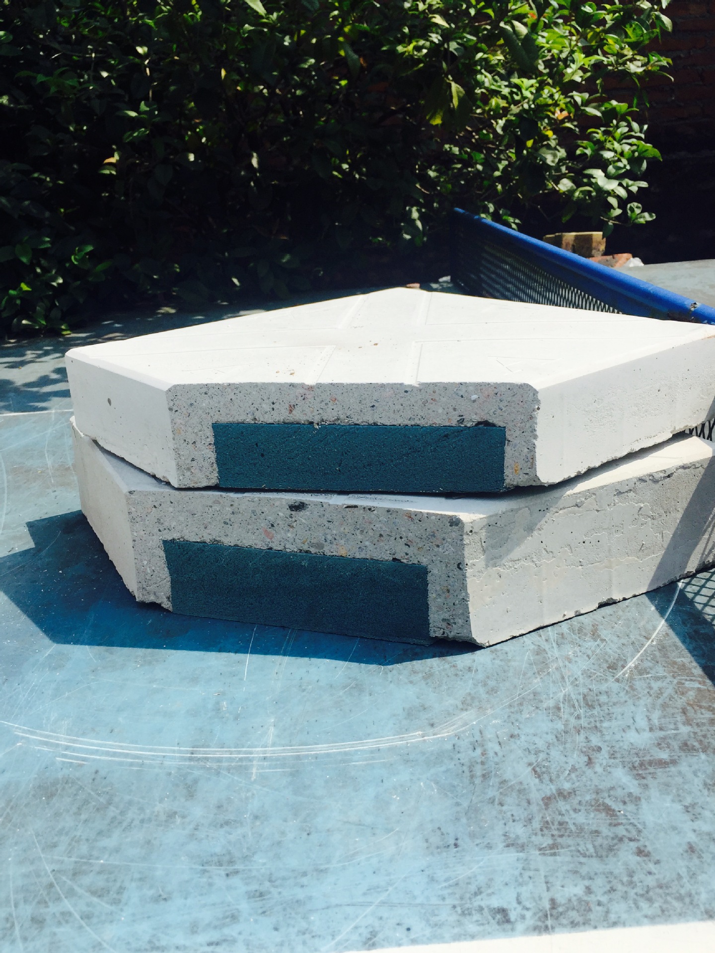 供应楼顶隔热砖,广场砖,路侧石,人行道砖及各种水泥制品