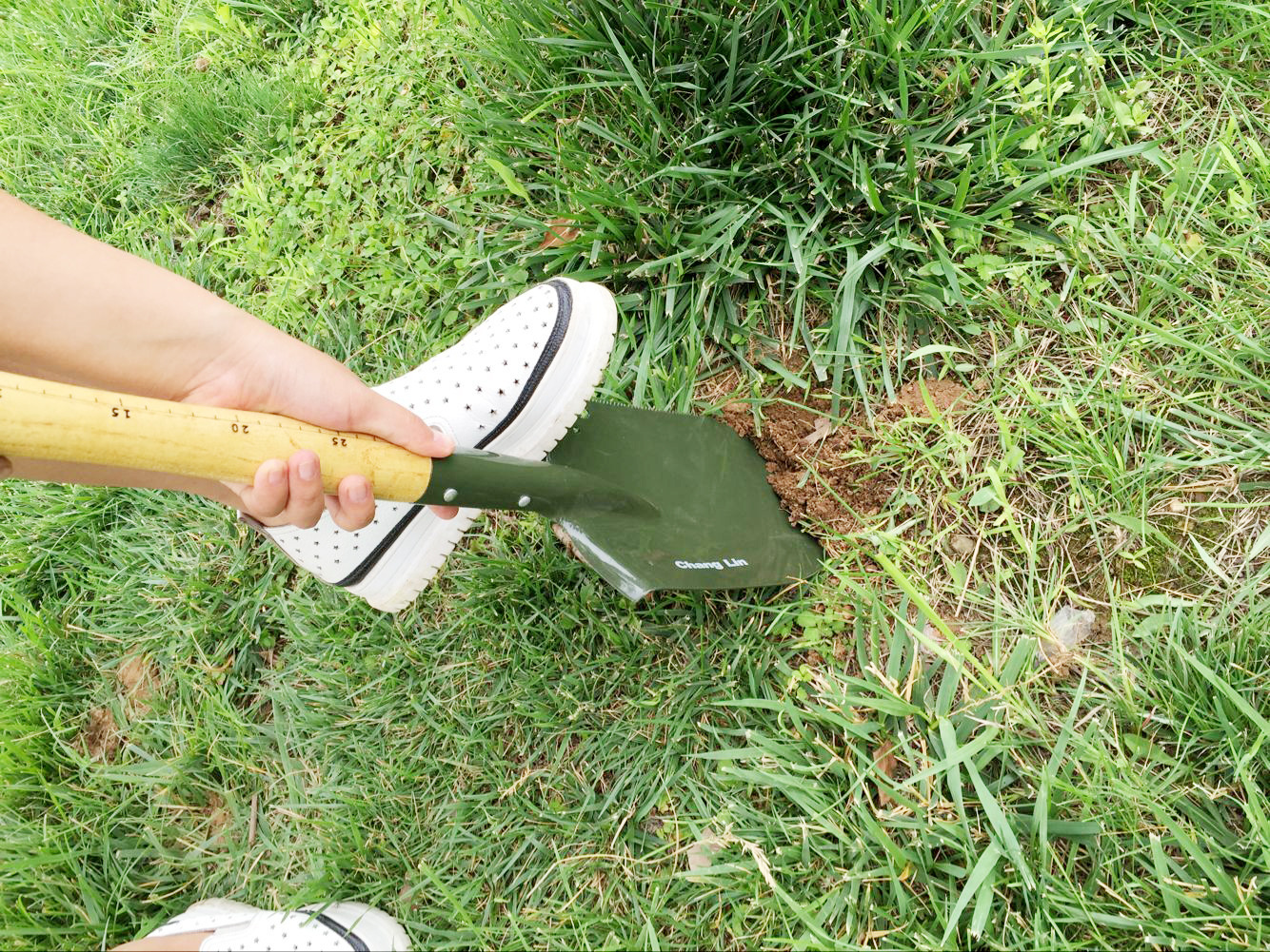 昌林多功能铲子工兵锹野外求生带刻度尺子木柄108a园艺户外车载铲