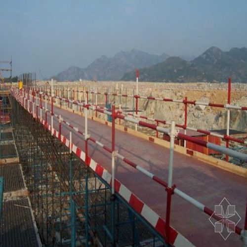 广东吉建公司生产工地黑黄分色板压槽踢脚线红白镀锌踢脚板