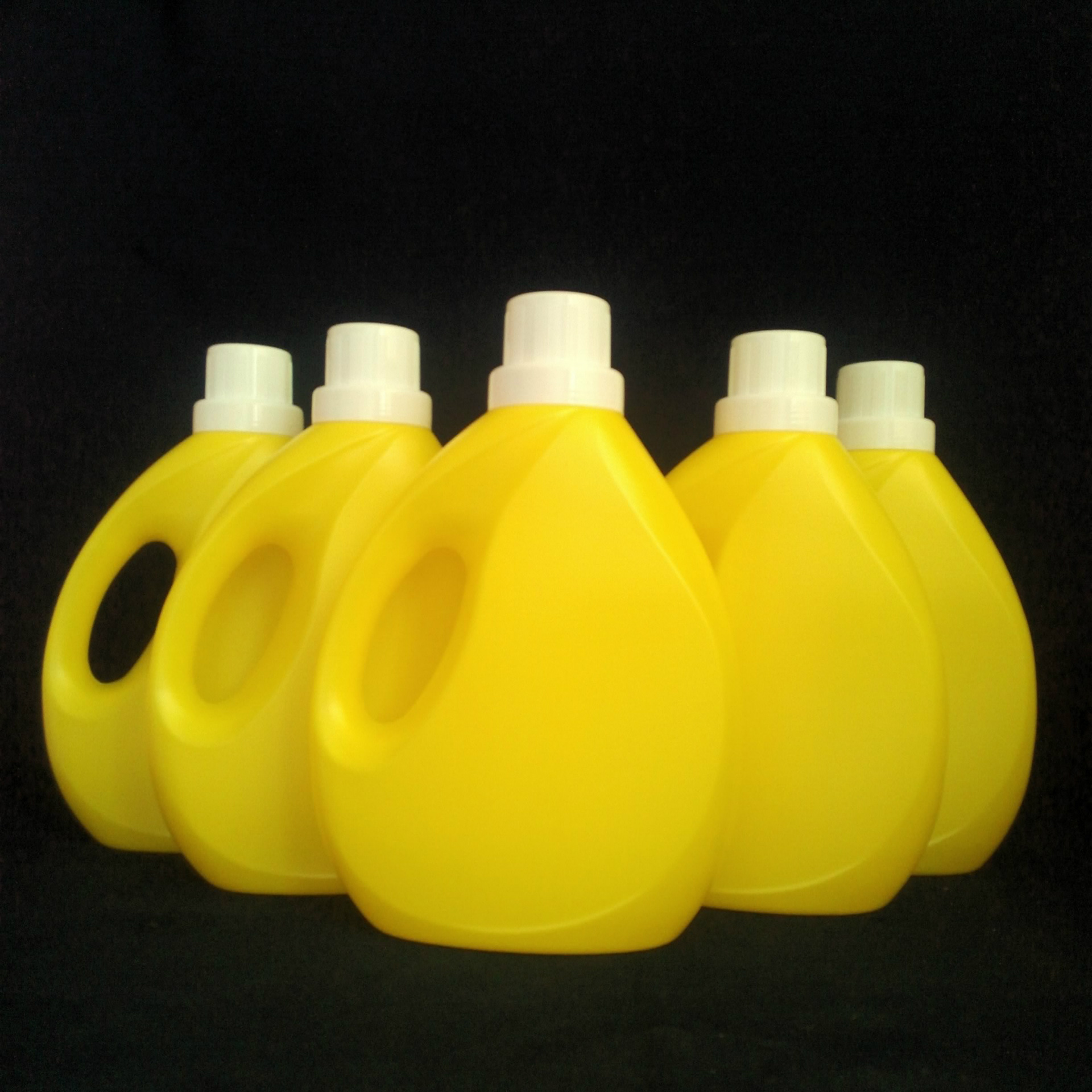 鑫宇厂家供应两升水滴瓶质优价廉量大优惠瓶身光滑颜色鲜艳1