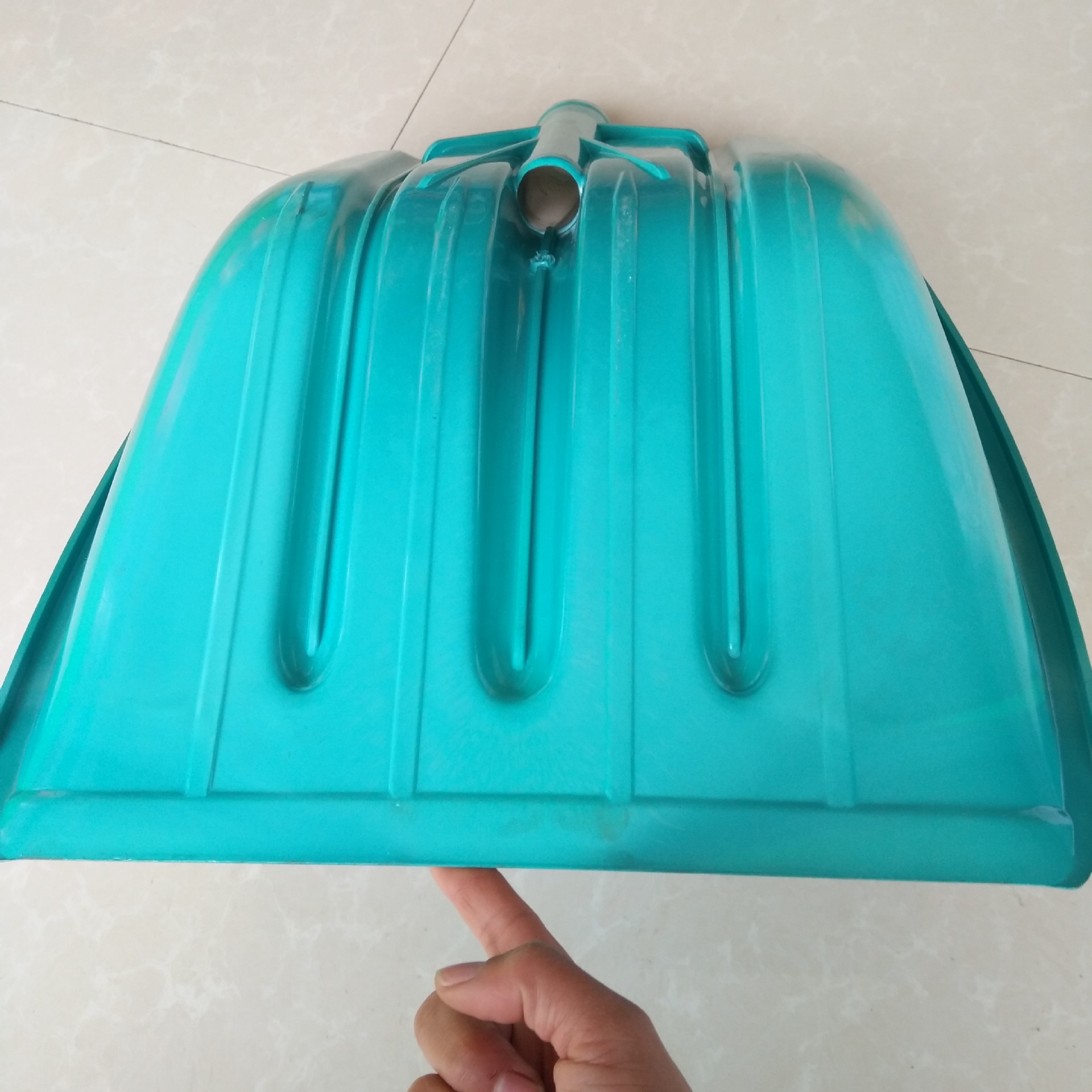 厂家直销 扬谷物 除雪专用汽车压不破新款聚碳钢化中号蓝色塑料掀