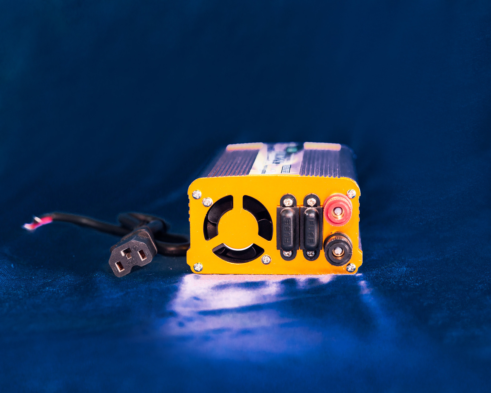 东派电源逆变器 外置双保险设计 带usb输出 大量批发销售