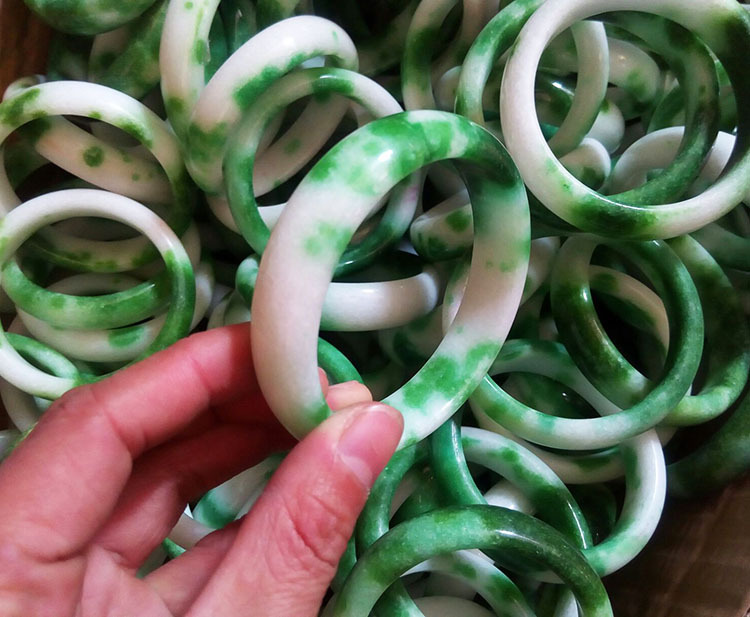 地摊翡翠玉镯石英岩玉手镯 女士玉手镯 便