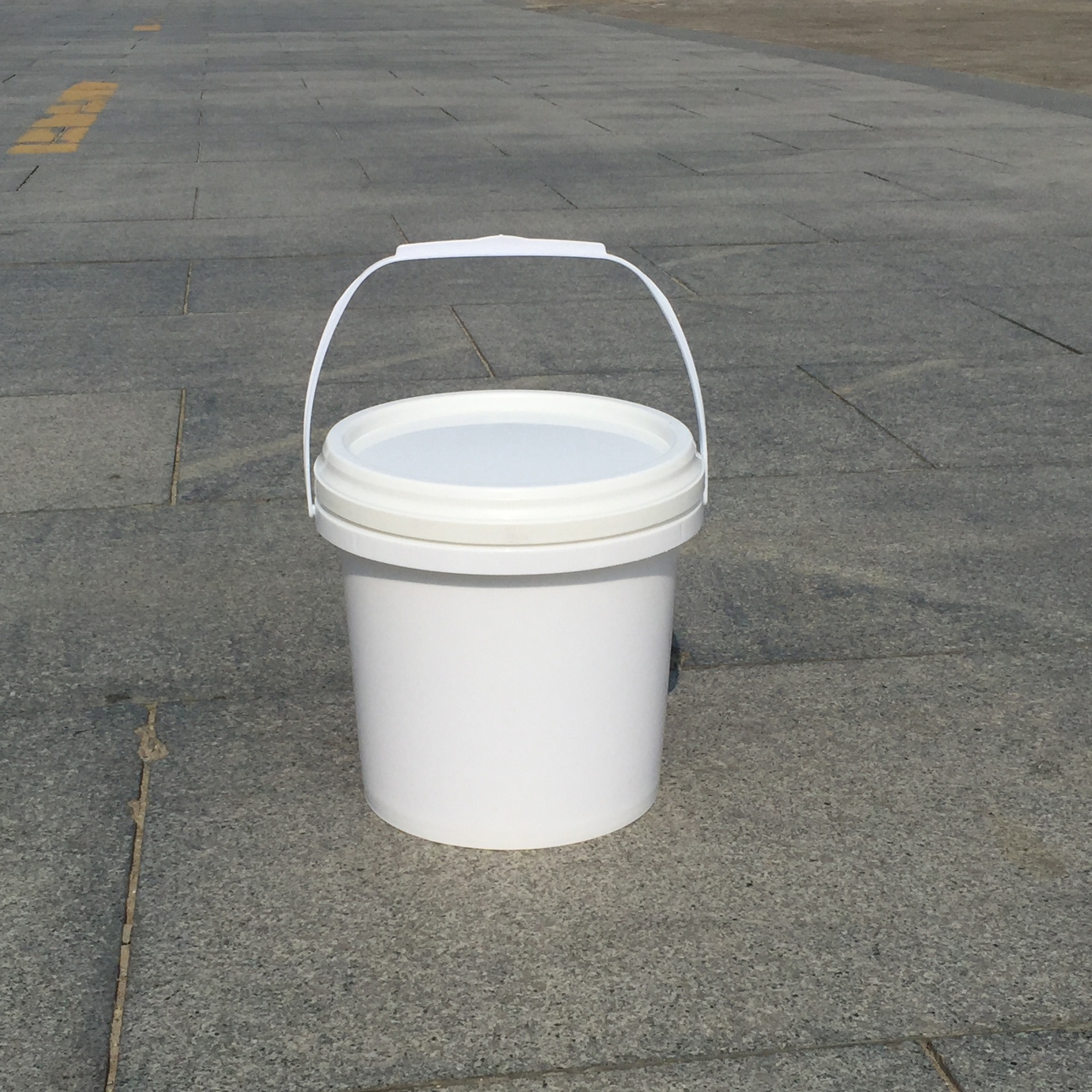 【供应】2l塑料桶 2公斤塑胶桶 白色 涂料油漆桶 机油包装桶