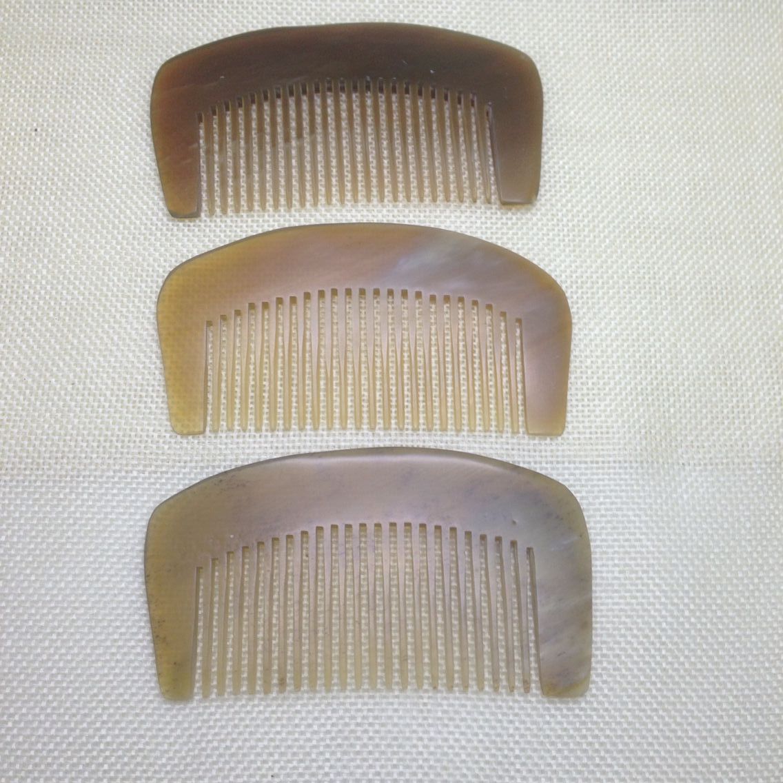 2白色牛角梳10cm 材质:牛角 尺寸:10-15cm 加印logo:可以 加工定制:是