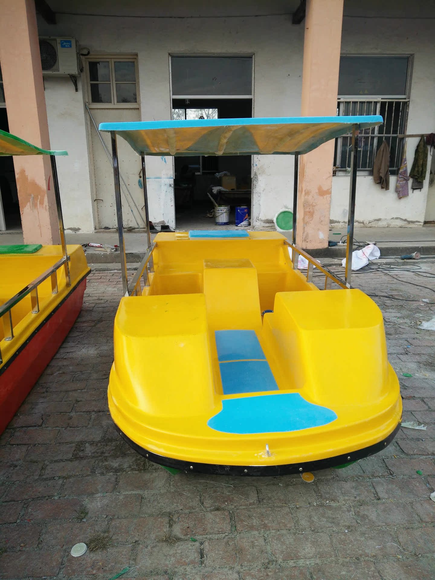 公园高位电动脚踏船 四人水上游乐电动船 自排水游乐船艇