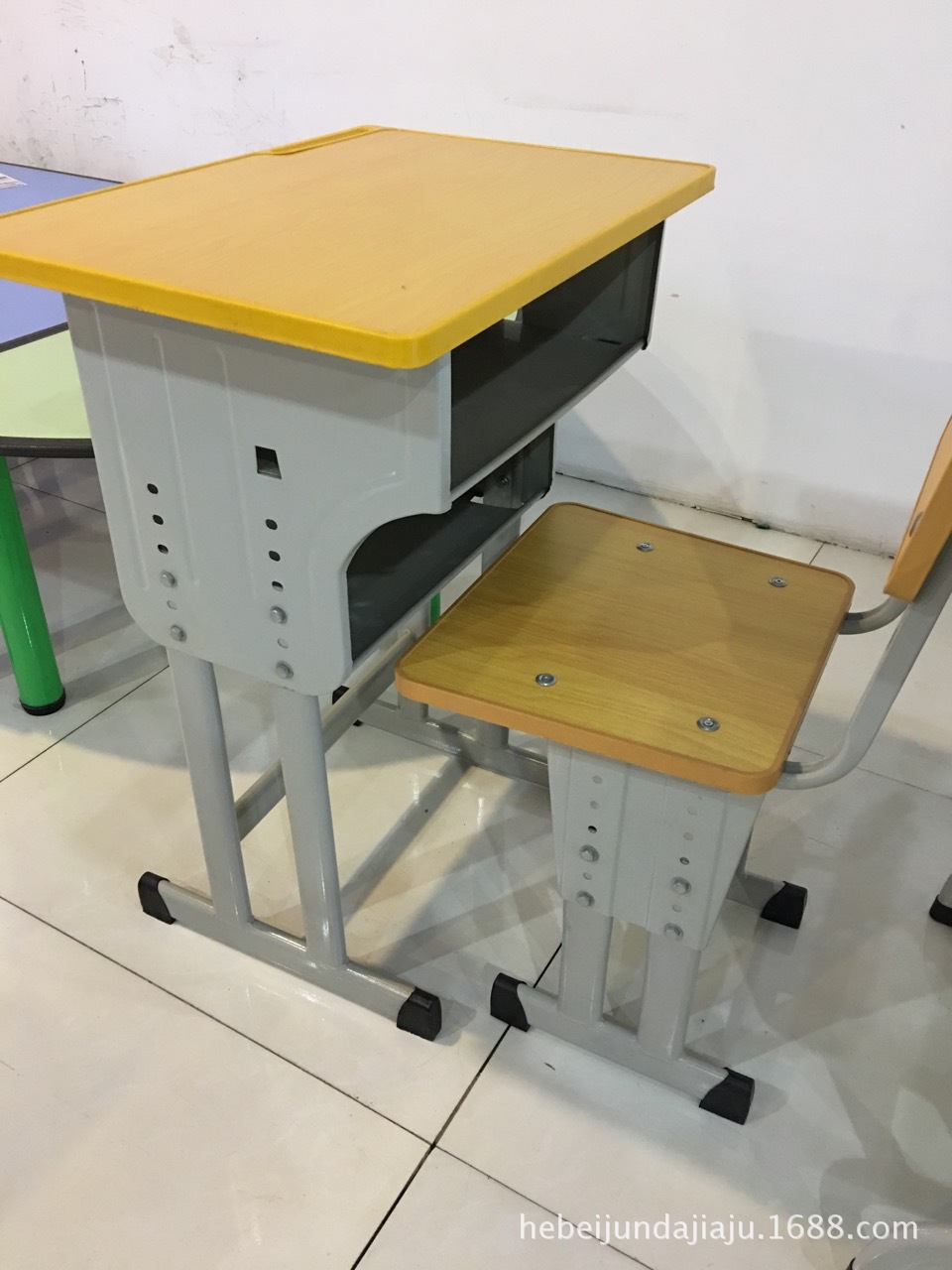 河北军达家具有限公司主营学生课桌椅