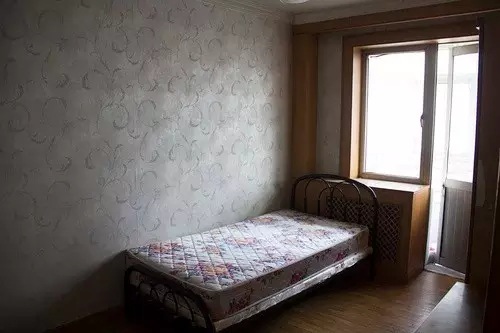 他们只花很少的钱,把简陋出租屋改造成豪宅