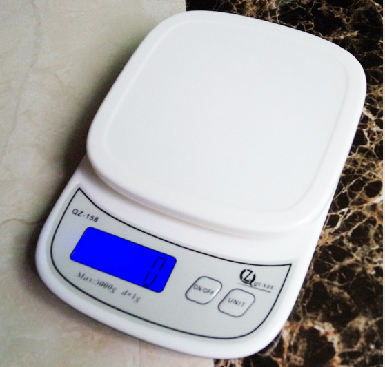 家用厨房秤电子称烘焙食物称精准克秤5kg/1g塑料电子秤