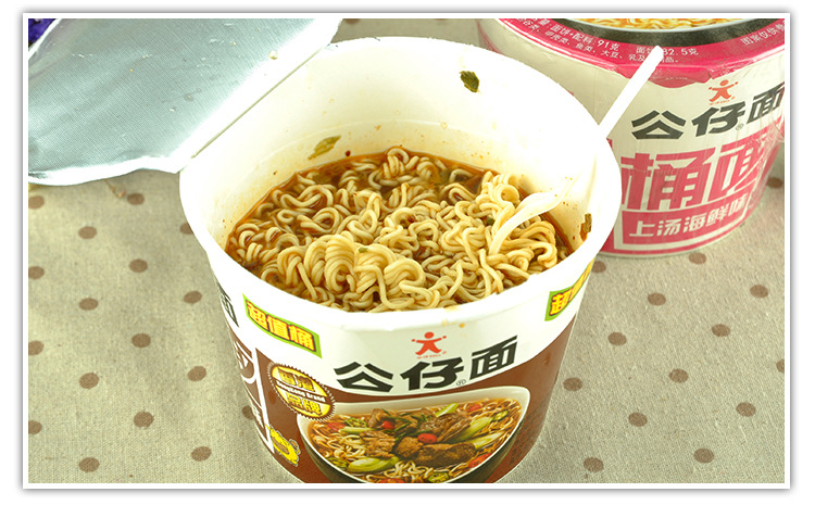 热销超值桶公仔面99g*12桶/件 休闲公仔桶面即食方便面泡面零食品