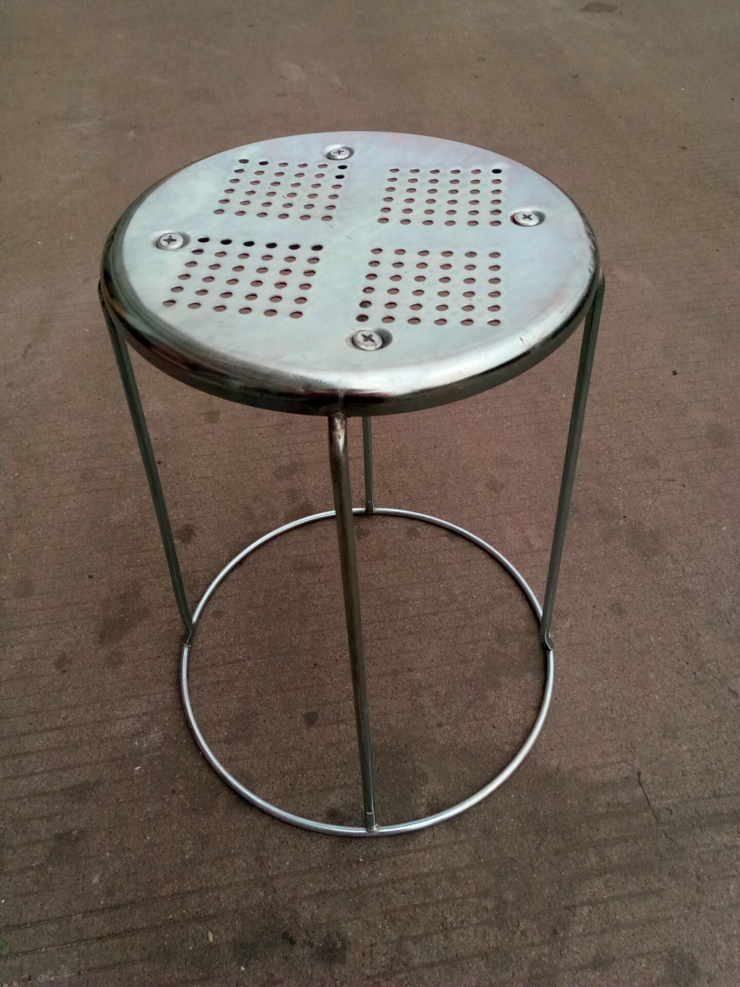 工厂价直销 钢筋铁凉凳 钢筋六联凳 钢筋铁面 铁圆凳 家用凳子