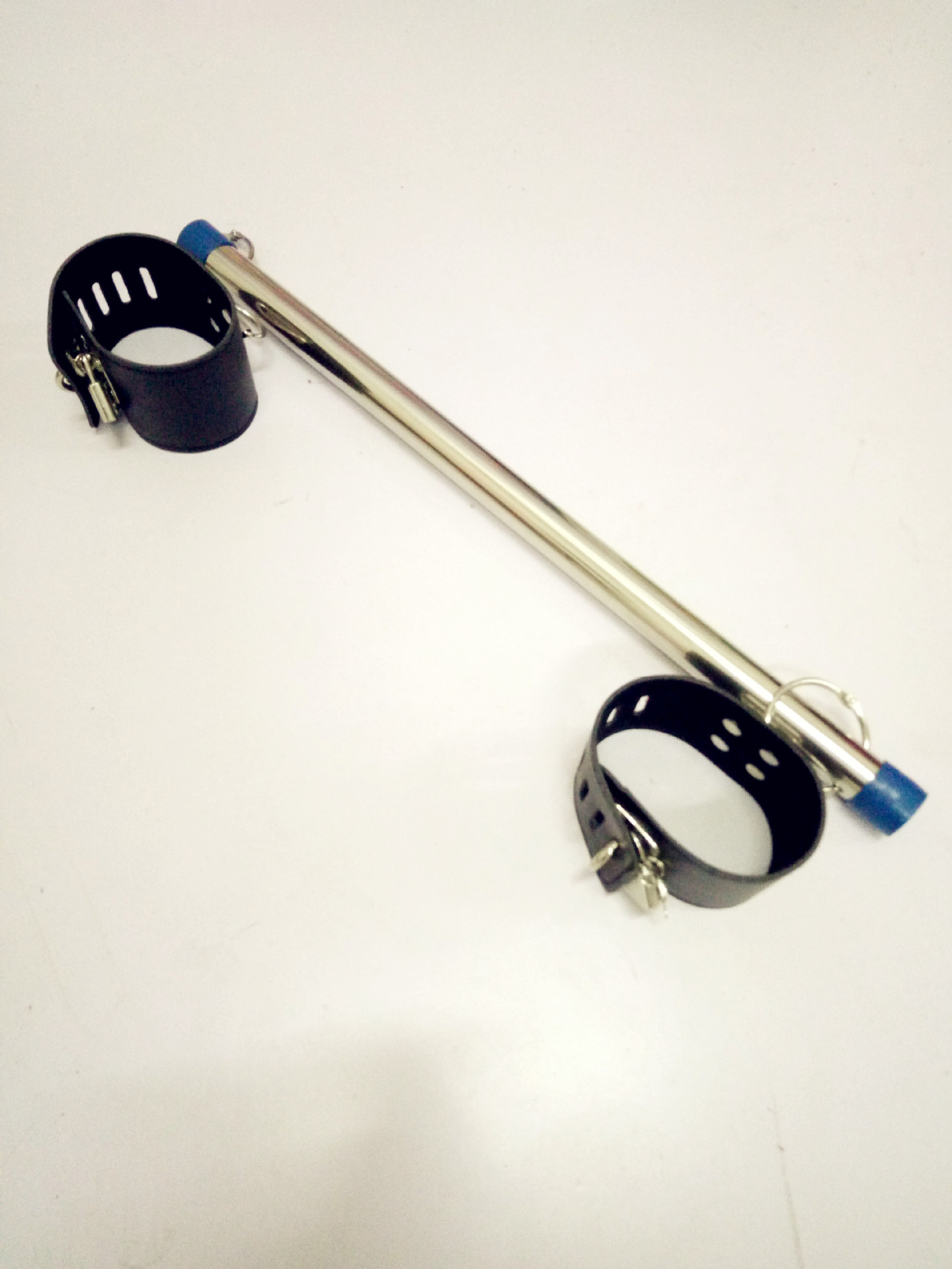 厂家直销情趣用品另类玩具钢管一字束缚带锁皮革手铐绑手批发零售