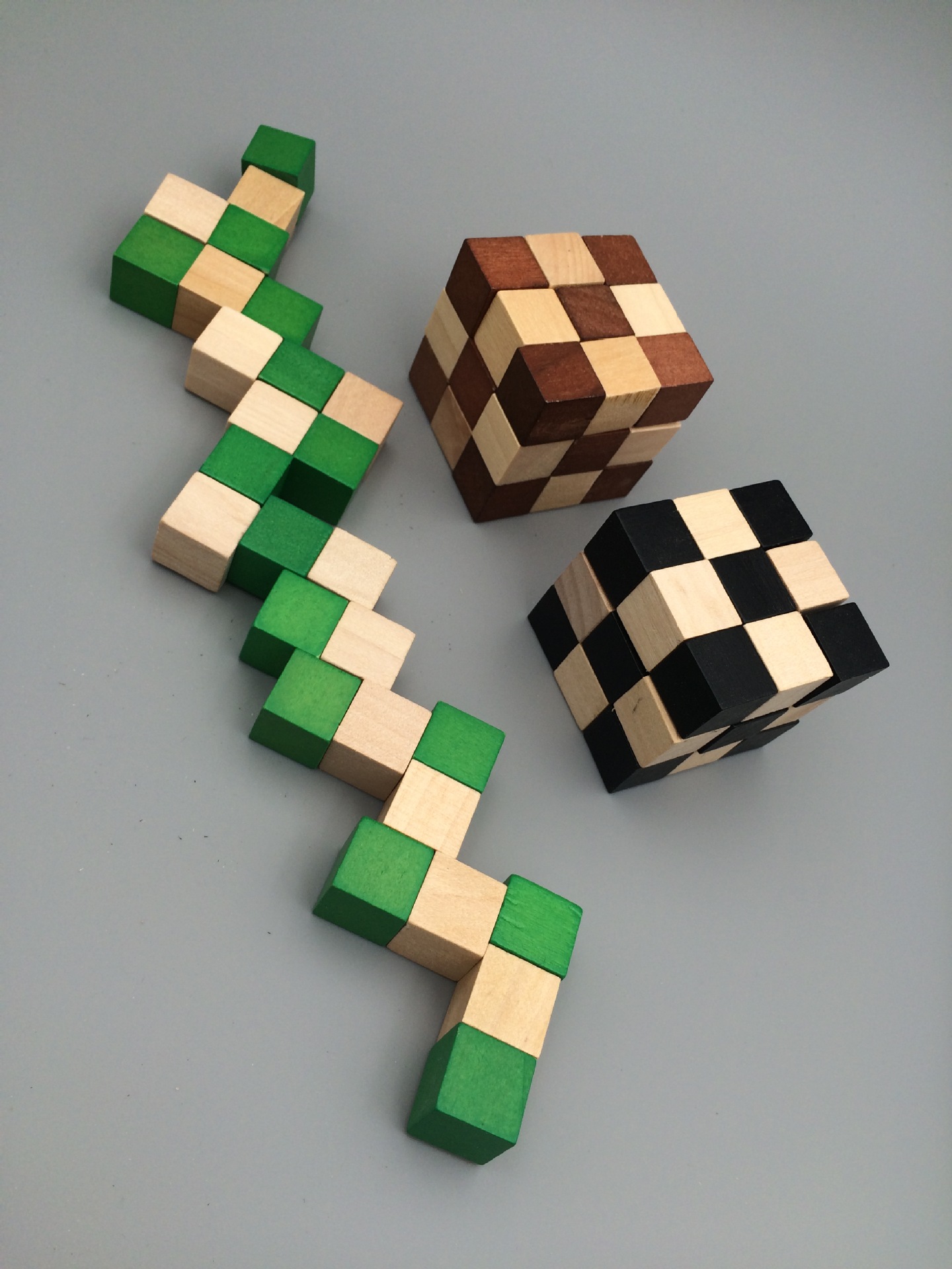 绿色神龙摆尾 木制迷你孔明锁 校区 地摊网上木制 易解难拼