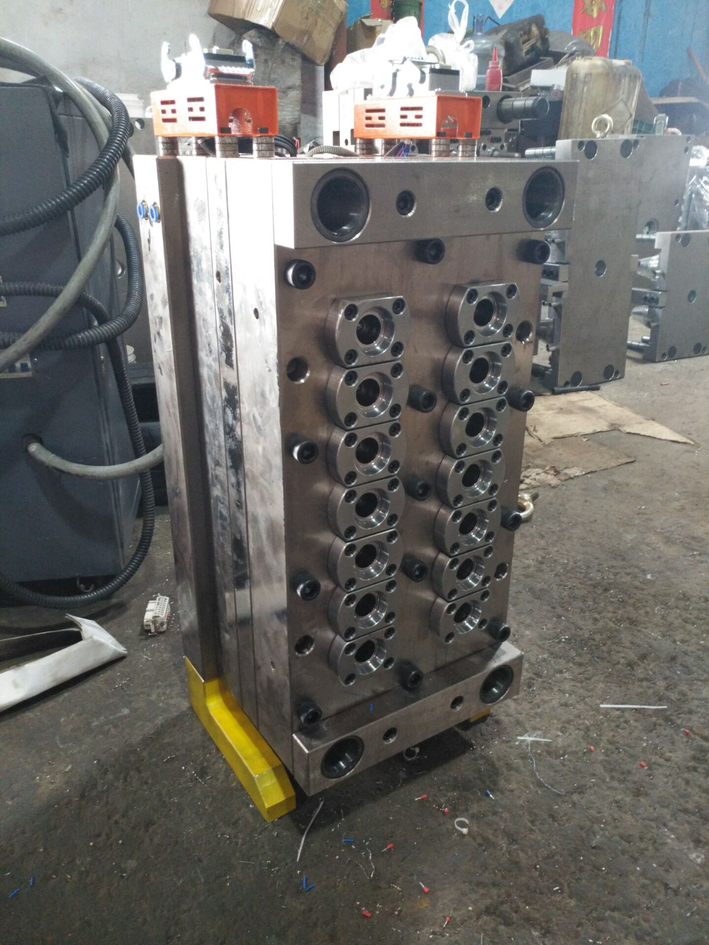 14腔500毫升竹炭水气动针阀瓶胚模具热流道注塑模具瓶胚模具