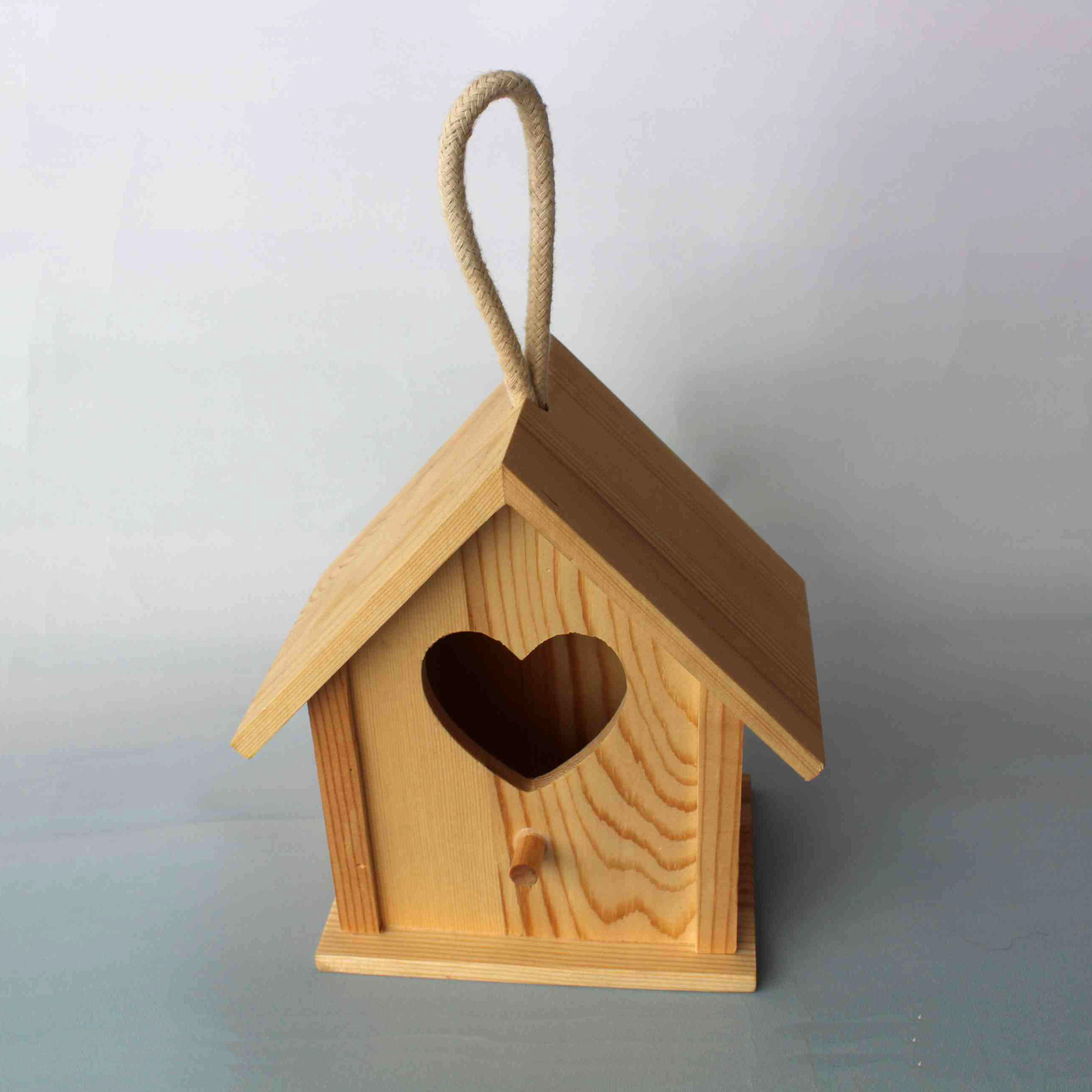 木质鸟窝爱鸟人鸟房子松木屋形花园广场装饰厂家供应鸟巢