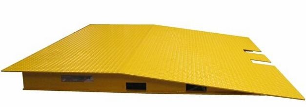 方便机动叉车或手动液压搬运车轻松进出集装箱内转运货物