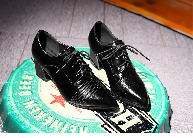 2016年秋冬季新款枪色黑色罗马风时尚街头粗跟尖头女鞋