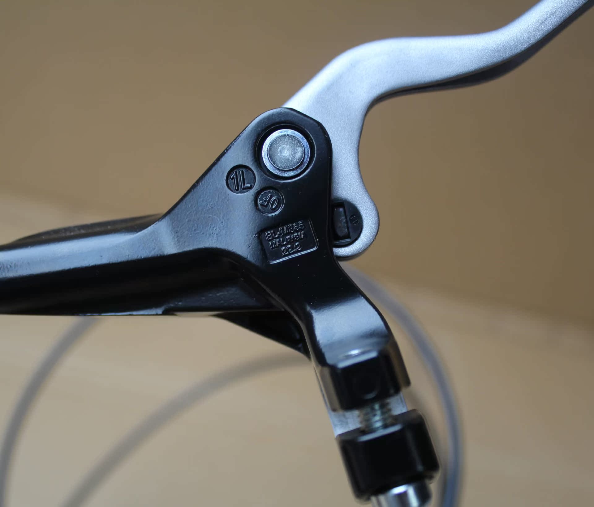 重量:含螺丝620克一套,不带碟片 shimano禧玛诺m365油碟,刹把钛色 前