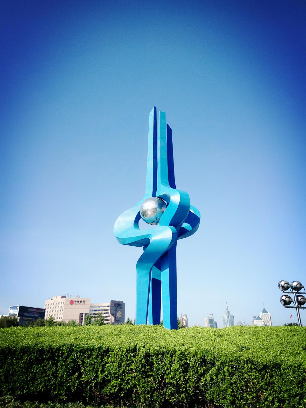 这是泉城广场的雕塑.是一座古代象形字"泉"的雕塑.