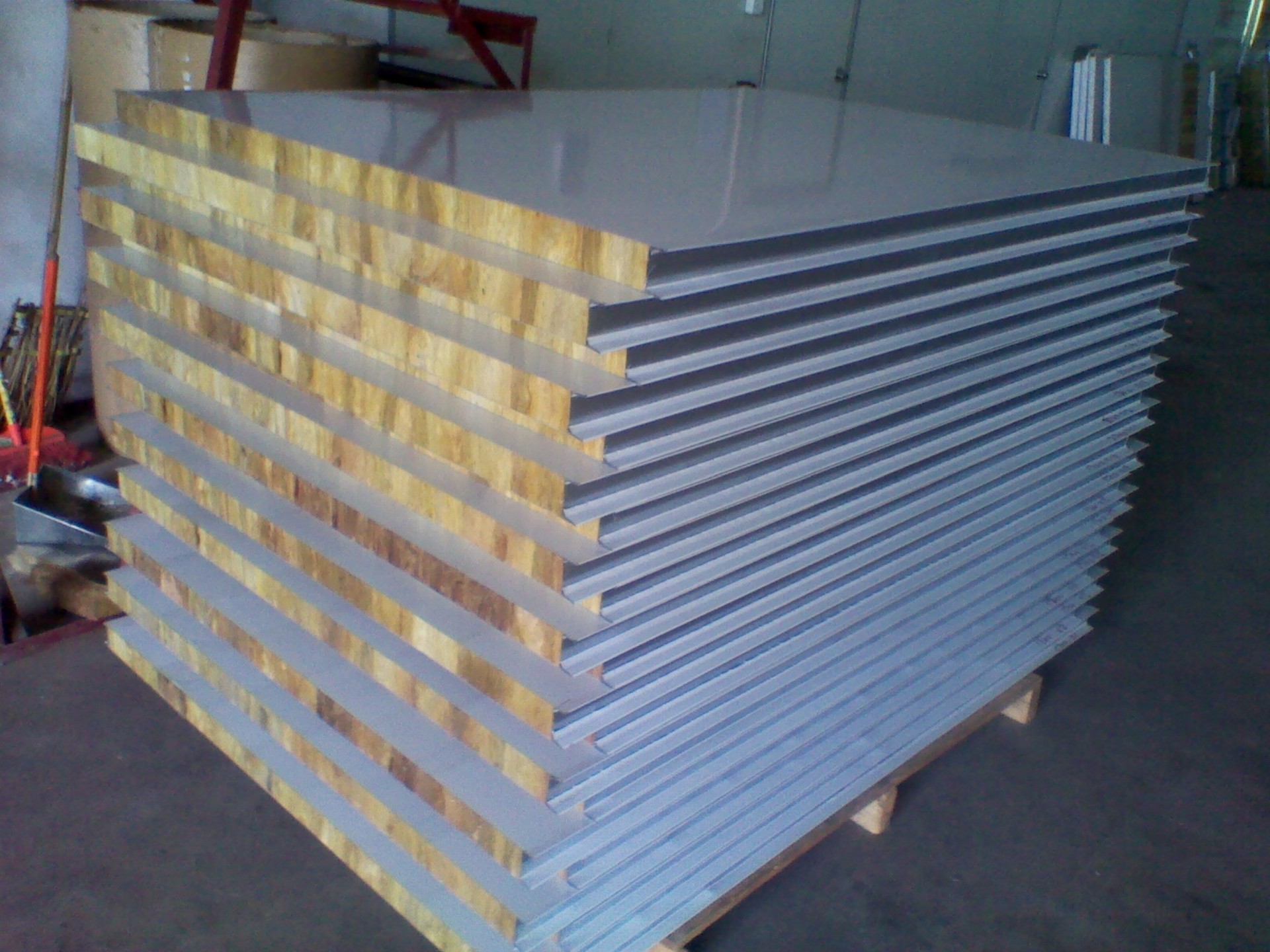 厂家专业设计防火夹心彩钢板 阻燃岩棉彩钢板 手工岩棉彩钢板