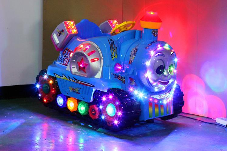 投币儿童托马斯坦克摇摆机 电动摇马摇摇车 玩具车游戏机