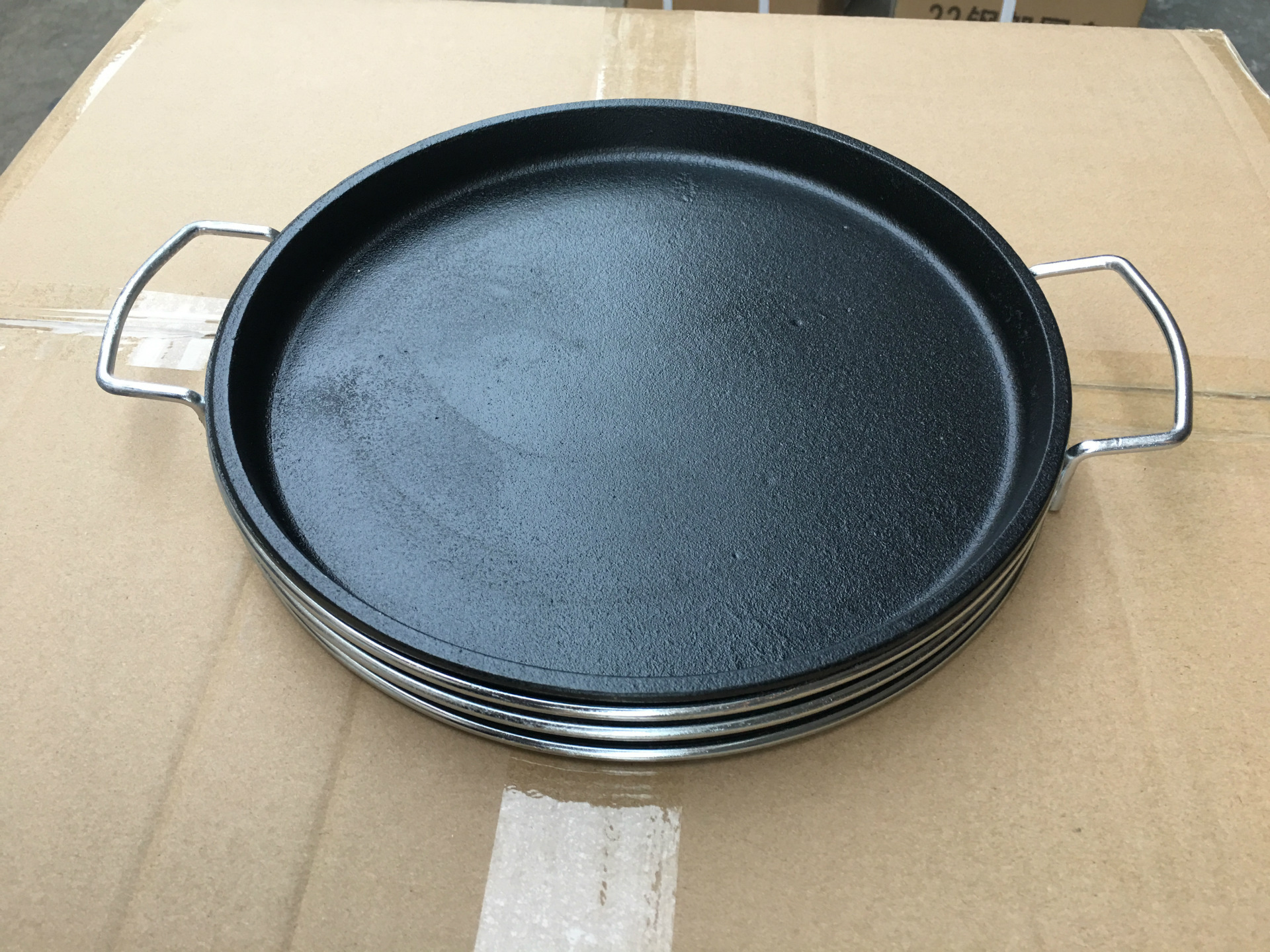 厂家直销铁板圆盘牛排铁板烧烤盘铁板烧牛排盘钢架圆盘