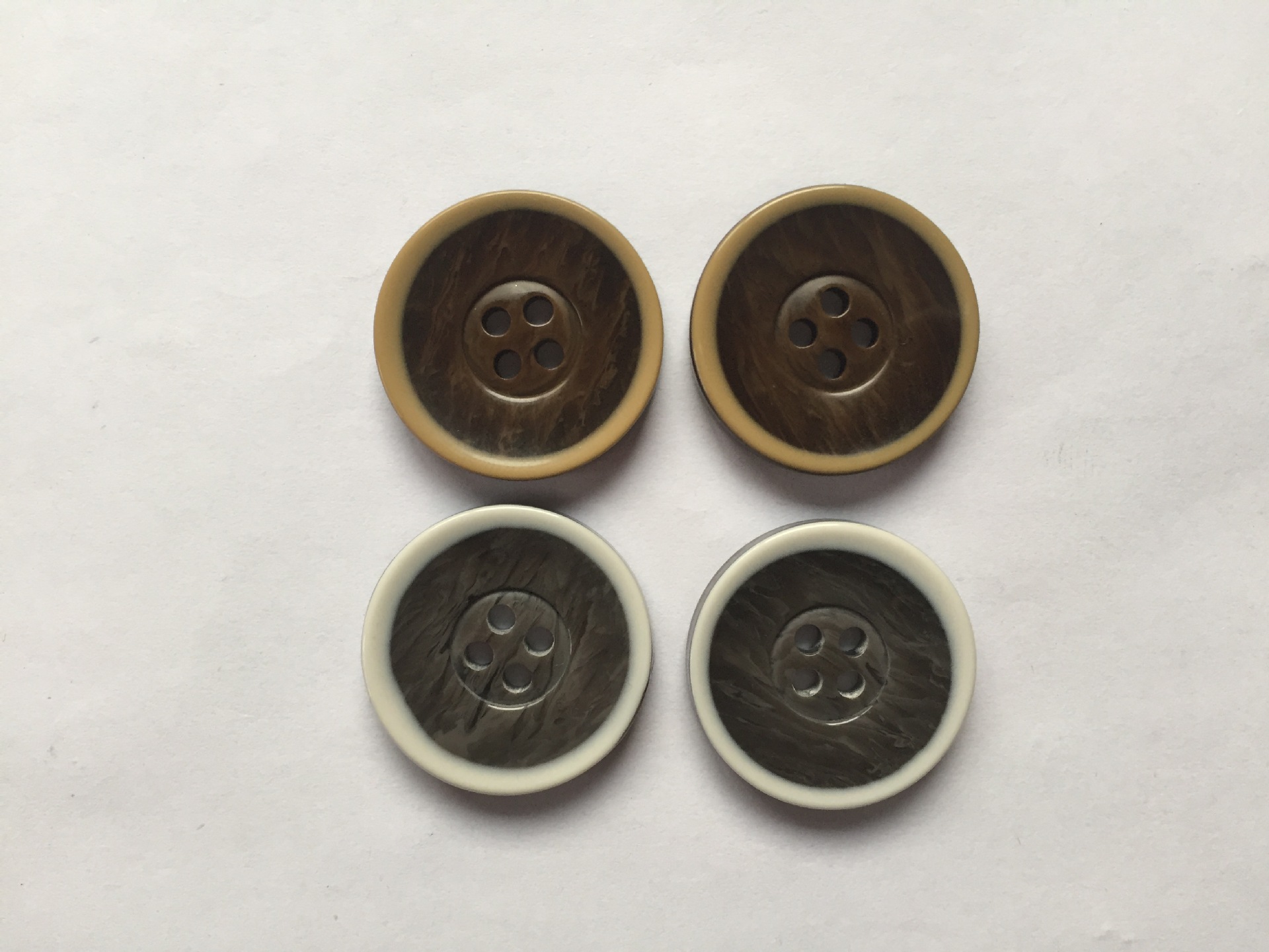厂家供应 25mm四眼 凹形 花纹 双色 树脂纽扣 西服钮扣