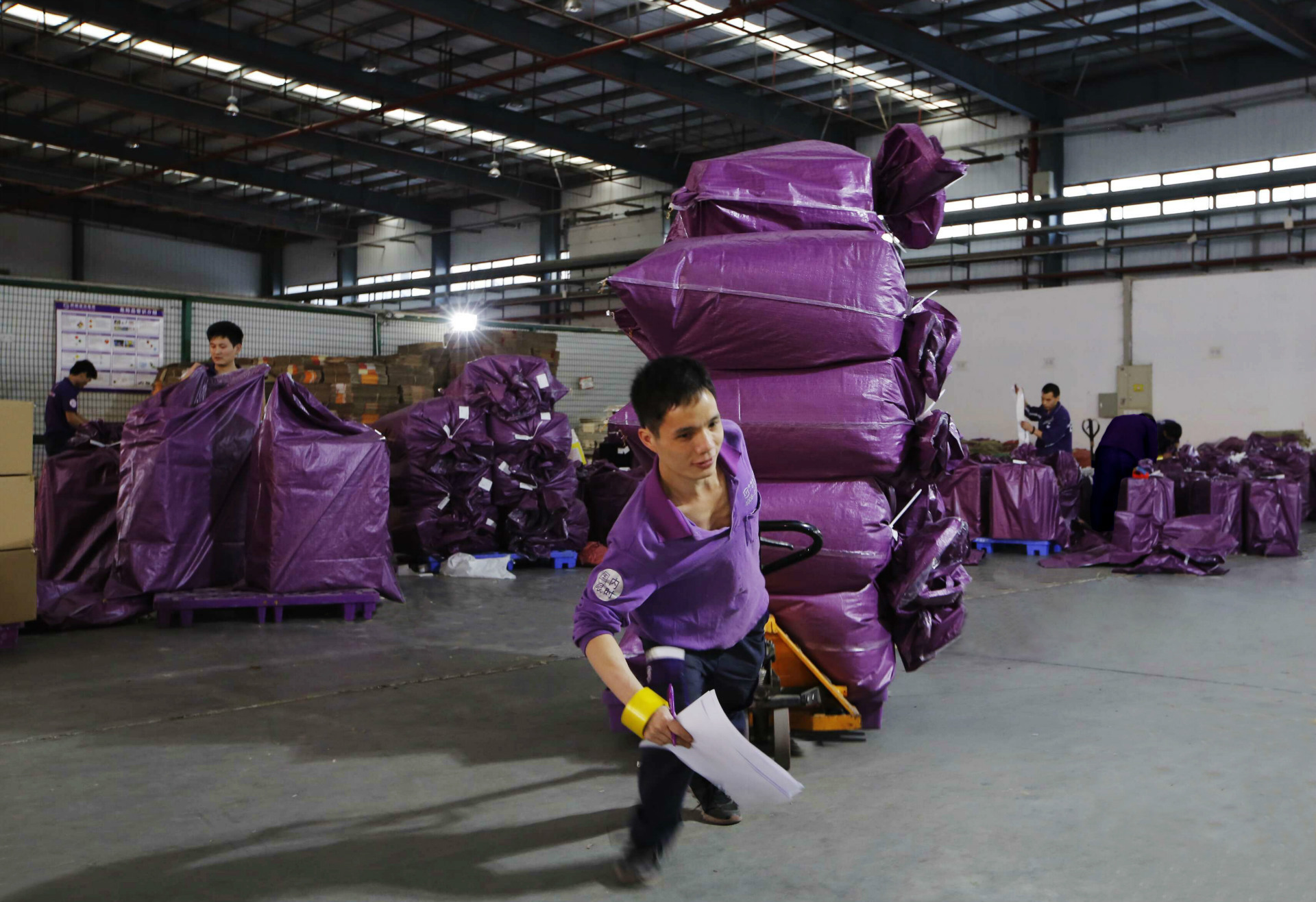 跨越速运:来去如风,他们不只是这个城市的搬运工