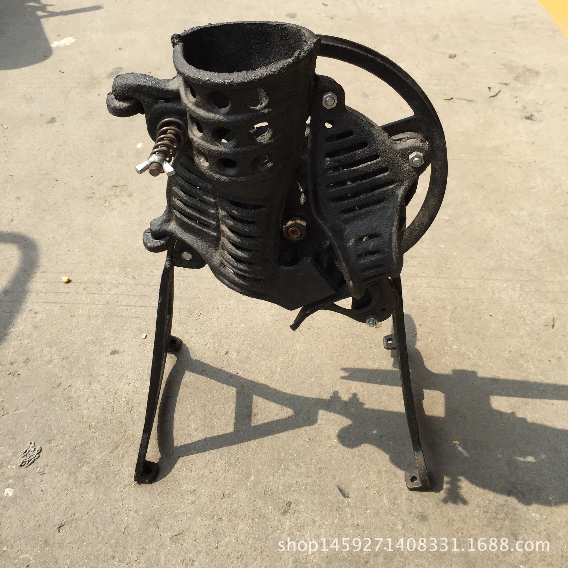 家用铸铁手摇式玉米脱粒机 轻巧方便玉米脱粒机 新款小型五金农具