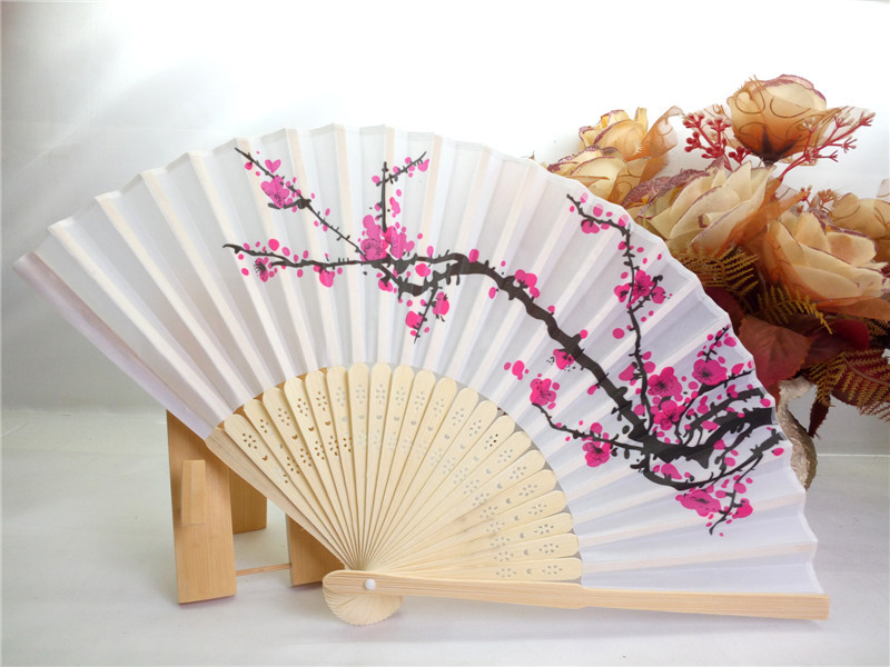 品名:21 cm日式冲花竹骨梅花扇 材料:23方原色竹骨,涤纶布面.