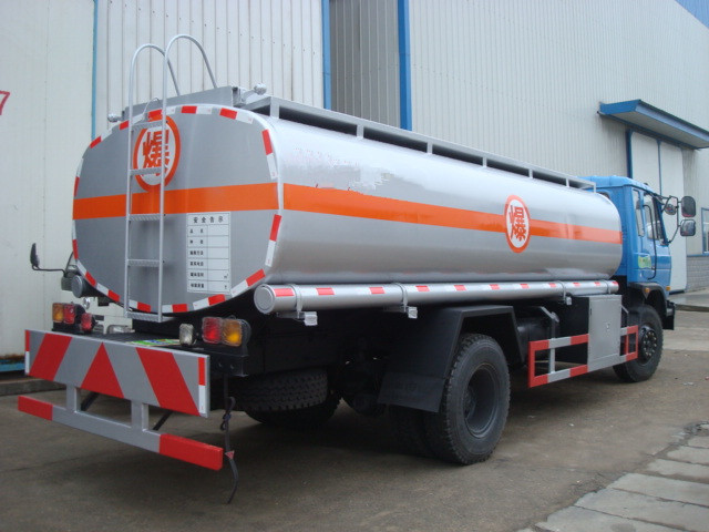 保定市半挂油罐车厂家直销10方东风153油罐车13597831886