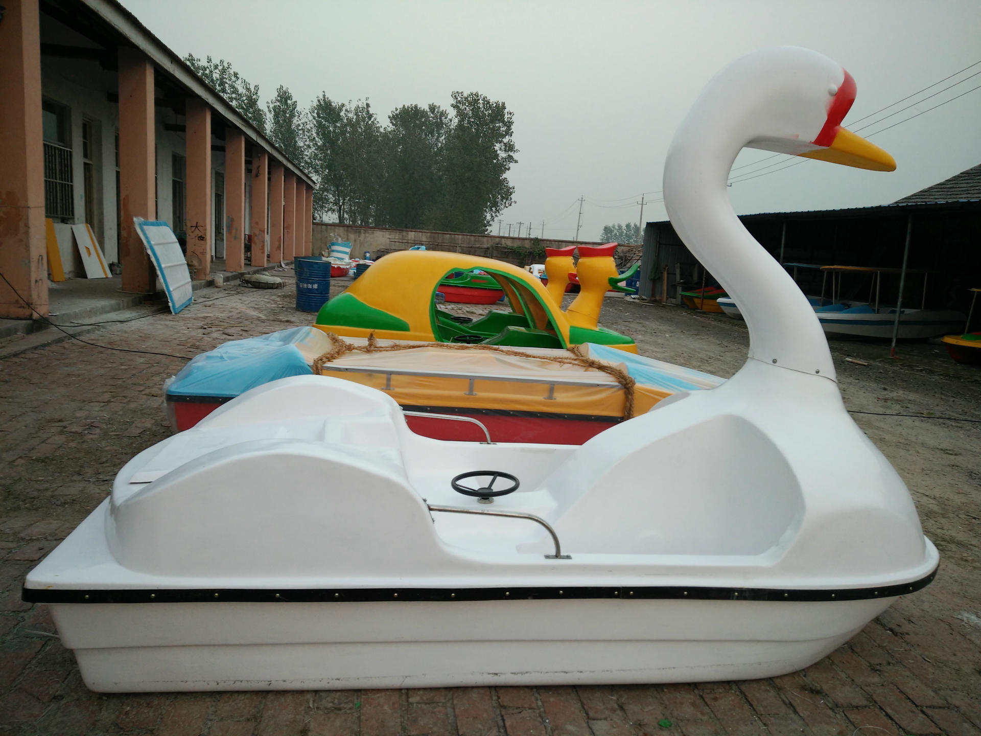 公园高位电动脚踏船 四人水上游乐电动船 自排水游乐船艇