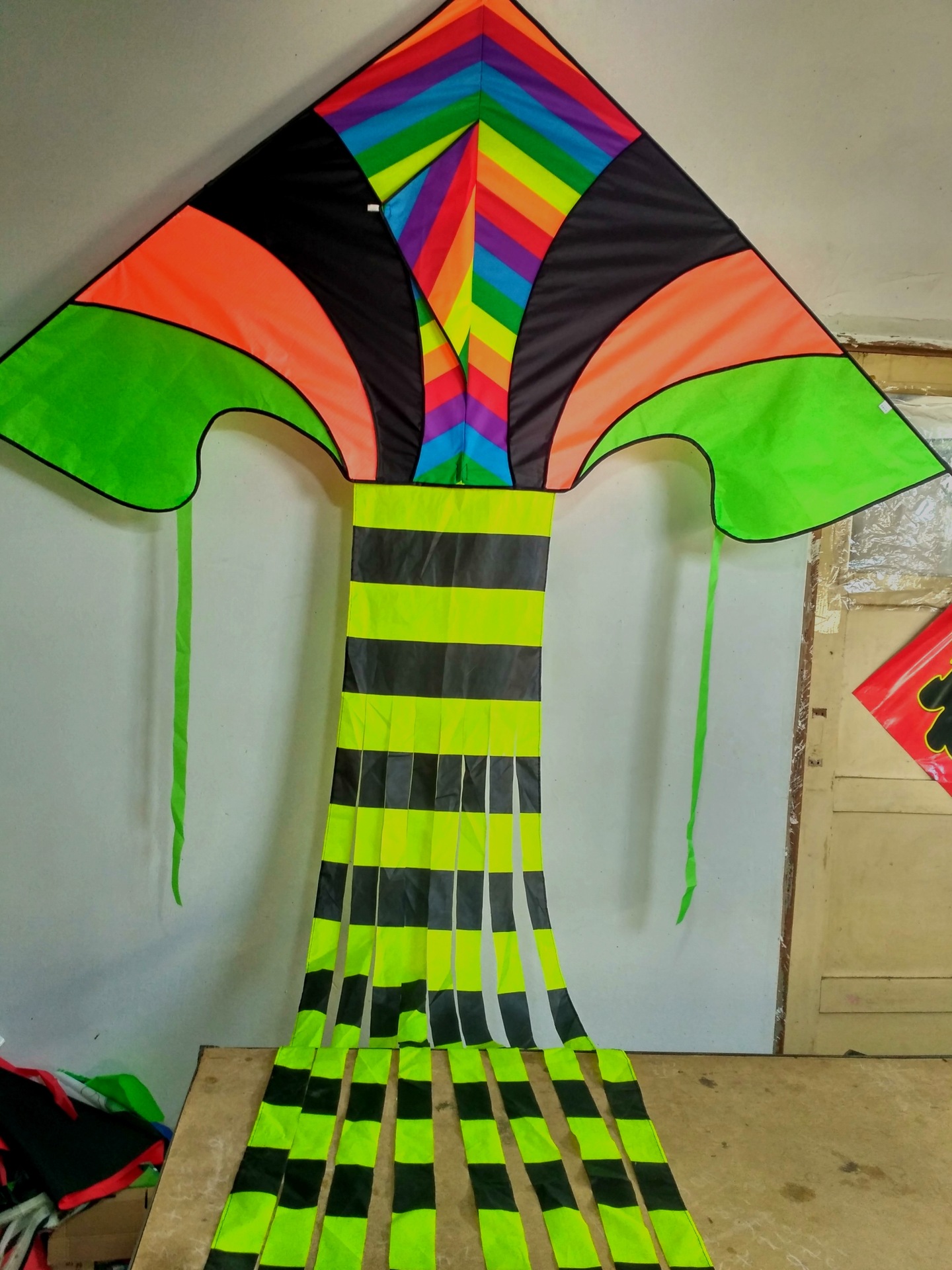 厂家批发2017新款格子布长尾易飞三角风筝 专业生产潍坊风筝