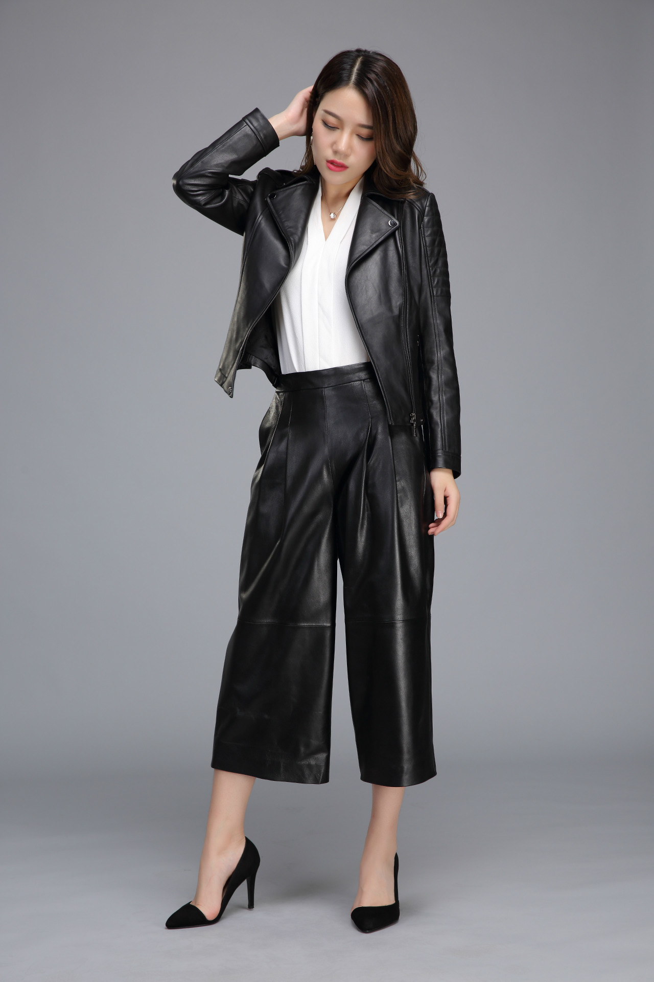 首页 服装 女装 女士夹克 >2016新款秋装翻领欧美风女士真皮皮衣外套