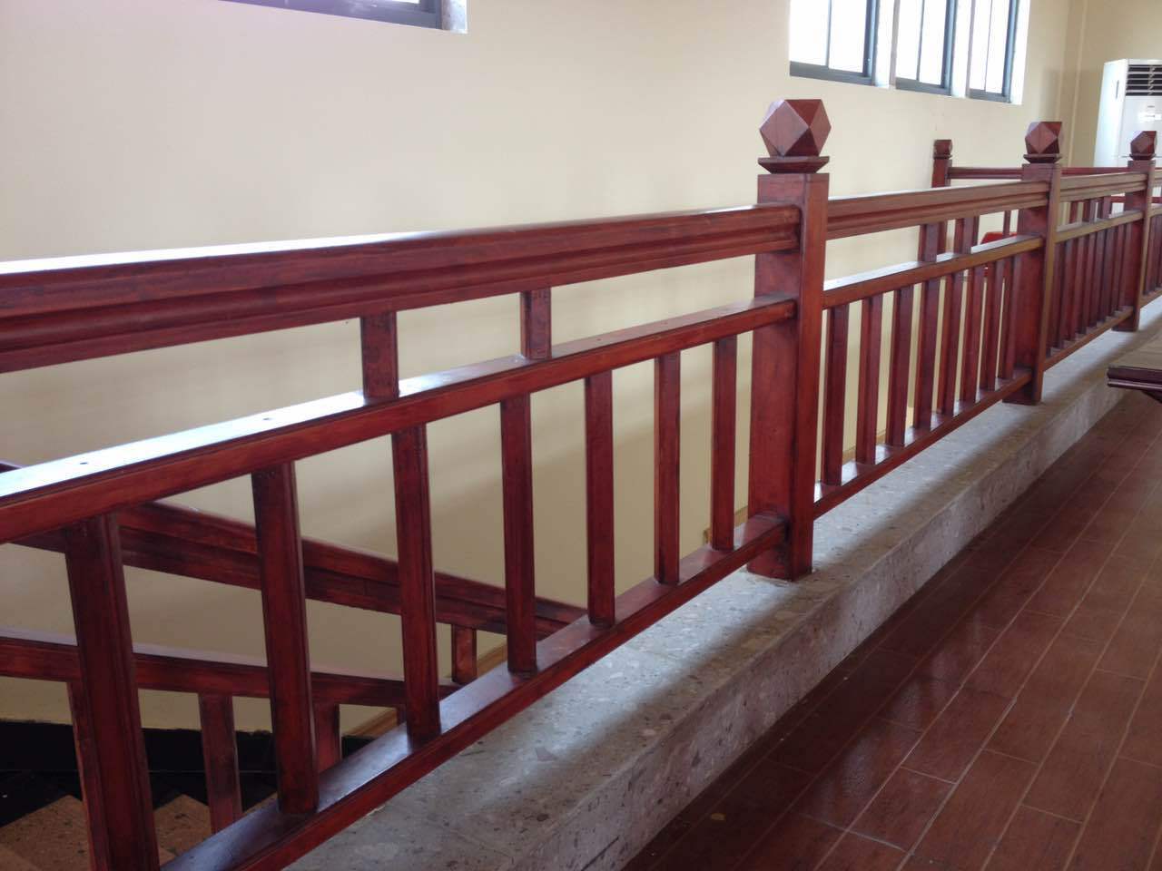 厂家定制 东阳木雕中式 仿古缅花格 实红木楼梯扶手批发