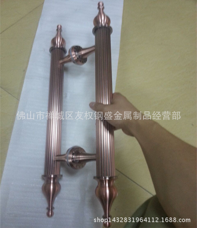 古铜色大门拉手