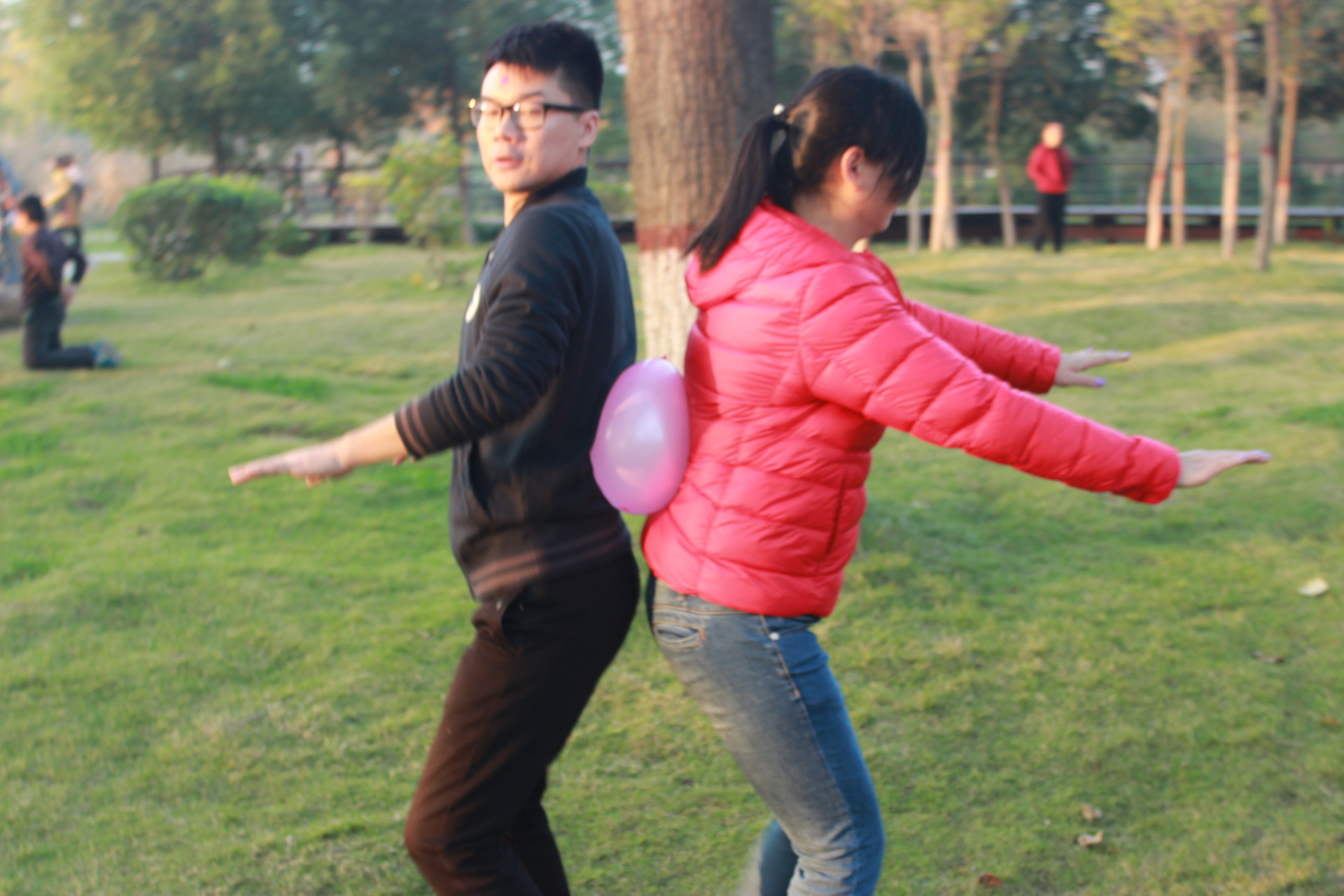 这次活动印象最深的要数"心心相印"这个游戏了,2 人一组,背靠背夹气球