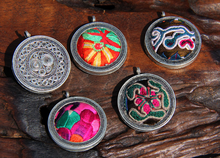 贵州老苗寨手工饰品 民族风苗银老绣吊坠 刺绣圆形项坠大号